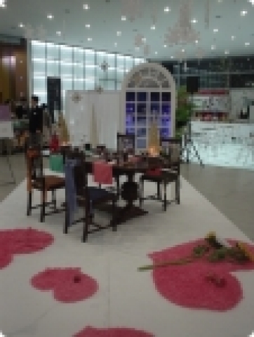 2005 Home Deco Fair for Christmas에서 연말 분위기를 북돋울 수 있는 다양한 성탄절 장식 용품이 전시되어 있다.