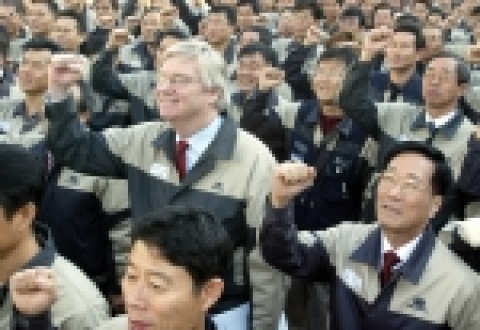 지난달 27일부로 GM DAEWOO에 인수, 통합된 부평공장(舊 대우인천차) 직원 4300명을 대상으로 9일 부평공장에서 GM DAEWOO 닉 라일리 사장이 경영현황 설명회를 갖고, 부평공장 임직원들과 함께 회사의 발전을 다짐했다. 경영설명회 직후 닉 라일리 사장(사진 가운데)과 대우인천차 김석환 사장(닉 라일리 사장 오른쪽), 이영국 수석부사장(김석환 사장 뒷쪽), 이성재 노동조합 위원장(이영국 수석부사장 왼쪽) 등 회사 임직원들이 결의를 다지고 있다.