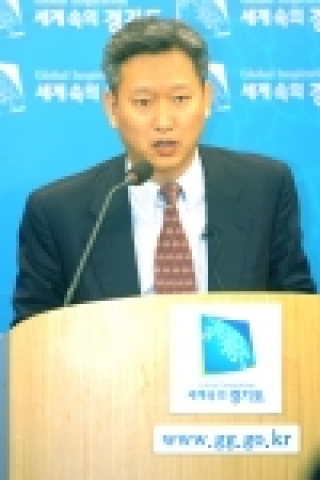신광식 경기도 문화관광국장이 11월 9일 경기도청 브리핑룸에서 민선3기 경기도 교육사업 성과와 내년도 신규투자계획에 대하여 브리핑하고 있다.