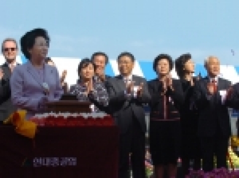부인 권양숙 여사(왼쪽)가 선박 명명 행사인 도끼질을 하고 있다. 왼쪽부터 권양숙 여사, 현정은 회장, 박맹우 울산시장, 시장 부인, 민계식 현대중공업 부회장