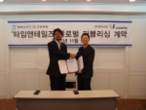 계약 체결 후, 그라비티의 류일영 대표(좌)와 엔도어즈의 김화수 대표(우)가 악수를 나누고 있다