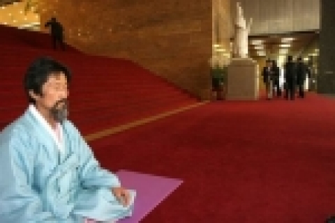 민주노동당 강기갑 의원의 쌀 비준안 본회의 의결저지 단식농성이 11월 9일로 2주(14일)째가 됐다.