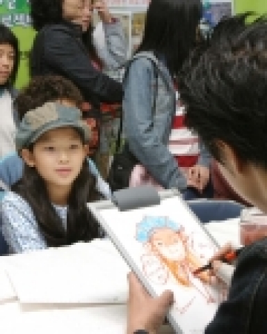 LG텔레콤이 홈플러스 영등포점에서 어린이에게 캐리커처를 그려주고 있는 모습.