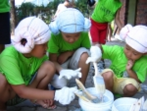 사이좋은 세상을 통해 자원봉사에 참여한 일촌 봉사단 모습