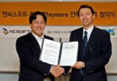 왼쪽부터 엔씨소프트 정동순 해외사업부문 본부장과 日 SNK Playmore 토야마 코이치 대표