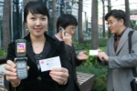 SK텔레콤 고객이 ‘네임 컬러링’ 서비스를 이용하고 있다