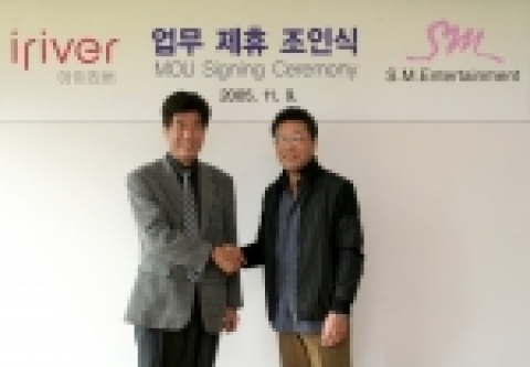 레인콤과 SM엔터테인먼트는 10일 서울 압구정동 SM 본사에서 양사의 계열사인 유리온과 판당고코리아의 합병 관련 양해각서(MOU) 체결식을 가졌다. 양덕준 사장(왼쪽)과 이수만 이