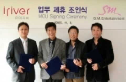 레인콤과 SM엔터테인먼트는 10일 서울 압구정동 SM 본사에서 양사의 계열사인 유리온과 판당고코리아의 합병 관련 양해각서(MOU) 체결식을 가졌다. (왼쪽부터) 심영철 대표, 양덕