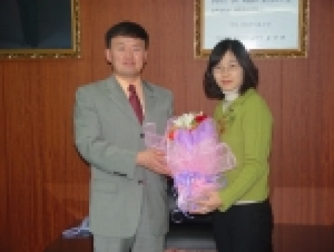 관동대학교 교육대학원에 근무하는 박영봉 계장이 SK텔레콤으로부터 10월의 “참 좋은 당신”으로 선정되어 10일(목) 학교를 방문한 SK관계자로부터 300만원의 지원금을 전달 받았다