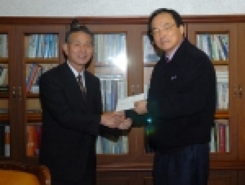 조선대학교 원로교수들로 구성된 애조회는 11월 10일 오전 11시 30분 김주훈 총장에게 발전기금 200만원을 기탁했다.