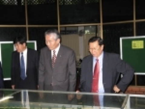 찬 나레스 총장과 캄보디아 왕립대학교 시설을 둘러보고 있는 조무제 총장, 왼쪽은 김곤섭 수의과대학 학장.