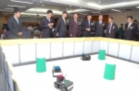 SoC Robot War 수상작 시연회를 관람하고 있다