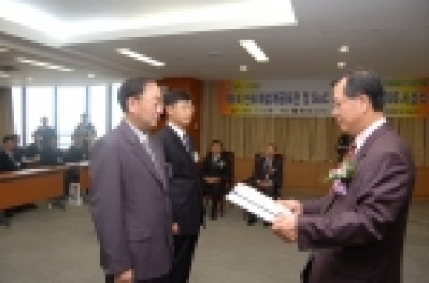 대통령상을 수상하는 LS산전팀(김종배,배규성씨)