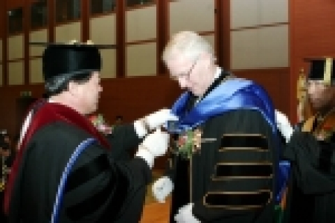 전북대학교는 칼 빌헤름 스텐헤머 국제로터리 회장에게 명예경영학 박사학위를 수여하였다.