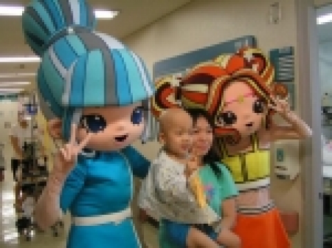 지난 7월 소아암 환자 어린이들을 위문하여 즐거운 시간을 갖고 있는어린이 건강 전도사 ‘키씨아이’