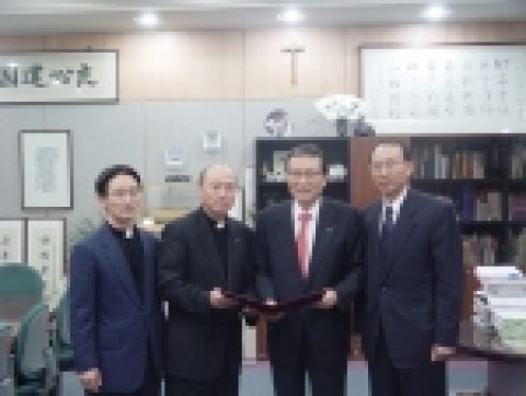 서강대학교 손병두총장을 비롯한 교수들과 직원등 서강가족들은 파키스탄 지진 및 미국 뉴올리언즈 태풍 재해성금으로 1천4백65만4천9백원을 모금, 현지로 최근 전달했다.