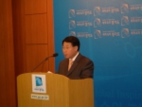 11월 11일 경기도청 브리핑룸에서 김수만 예산담당관이 2006년도 경기도 예산편성안에 대하여 설명하고 있다.
