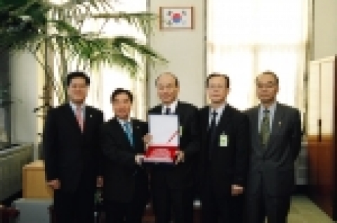 8일 최고품질 의약품을 공급하여 국민 건강증진에 이바지한 공로로 대웅제약이 국회 보건복지위원회로부터 (왼쪽2-이석현 열린우리당 의원, 왼쪽3- 대웅 정난영 대표) 감사패를 받고 있다.