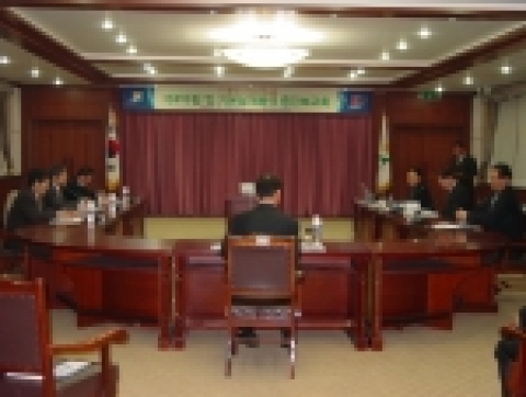 강원도소방본부에서는 119통합시스템구축사업과 관련하여 2005. 11. 11. 14:00 강원도청 신관2층 소회의실에서 소방공무원 및 학계․전문연구기관의 자문위원들과 함께 용역수행업체의 ISP(정보화전략계획) 용역 중간보고회를 개최하였다.