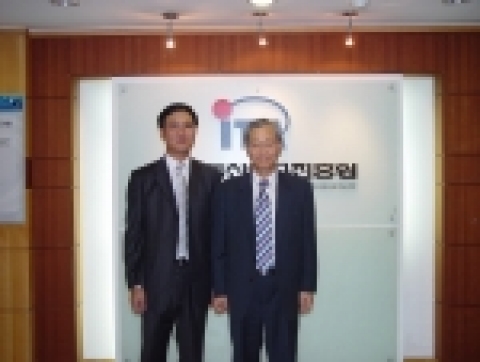 NHN 최휘영 대표와 정보통신진흥연구원 김태현 원장이 제휴를 맺고 있다.