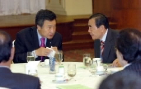 11월11일 전라도 광주 무등파크호텔에서 광주 전남경영자총연합회 주최로 열린 "금요조찬연수회"에 손학규 경기도지사가 참석 3만불 시대를 열기위한 지역발전 전략에 대해 강연에 앞서 주최측과 이야기를 나누고 있다.