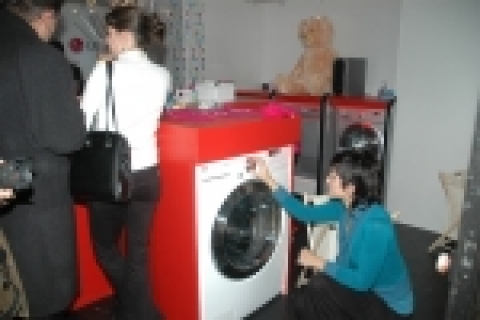 LG전자가 파리 시내에 바(Bar)와 세탁공간(빨래방)을 결합한 'LG워시바(Wash Bar)'를 오픈했다. 젊은이들이 자주 이용하는 바(Bar)에 세탁기와 PDP TV, PC 등을 설치해, 즐기면서 빨래를 할 수 있도록 했다. LG Wash Bar에서 사람들이 차와 음료를 즐기고 있는 가운데 한 고객이 LG드럼세탁기를 이용해 무료세탁을 하고 있다.