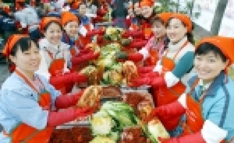 조흥은행과 신한은행은 12일 성동 장애인 복지관에서 양행 직원이 직접 김장김치를 만들어 독거노인, 소년소녀가장, 장애인가정 등에 나누어 주는 ‘사랑의 김장 나눔 大 프로젝트’를 실시했다