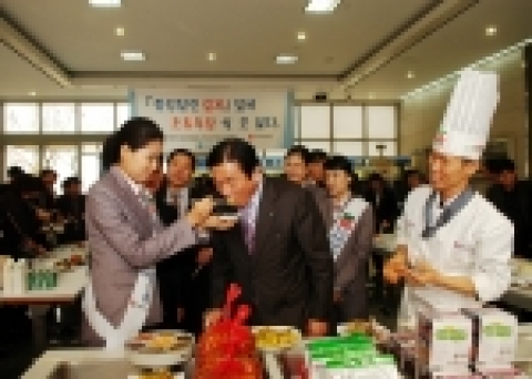 이상문 오정구청장, 오정구 CEO연합회, 공무원, 시민 등 1,000여명은 11일, 김치파동 이후 어려움을 겪고 있는 지역기반의 식품회사인 한성식품을 돕기 위한 김치 시식 및 지원행사를 가졌다. 오정구청 로비에 마련된 김치 시식 행사에는 한성식품에서 깻잎양배추말이김치, 미니롤보쌈김치 등 특허김치를 포함한 15종의 프리미엄 김치 시식 코너가 마련돼, 시민들이 직접 맛을 보면서 한성식품 알리기에 나서고 있다.