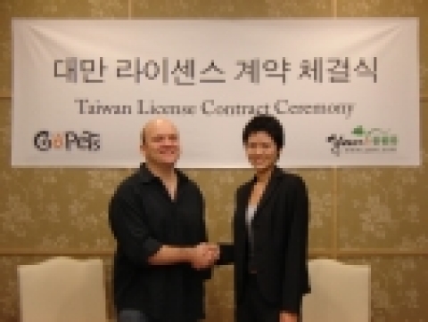 '고페츠' 에릭 베스키(Erik Bethke) 대표(좌)가 대만의 '얌(Yam)의 페니 팬(Penny Pan)씨(우)가 대만 현지 수출 계약을 체결했다.