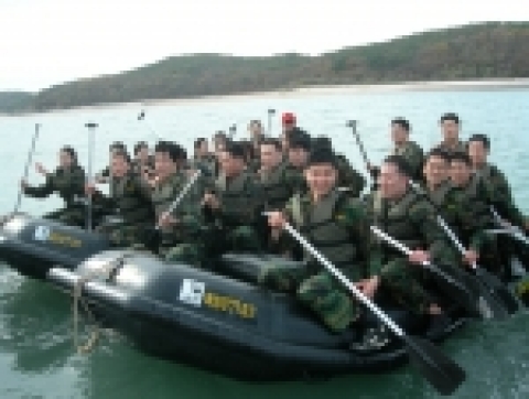 지난 11일, SC제일은행 신입행원 60영명이 실미도 해병대 캠프에 입소해 바다 래프팅을 하고있다.