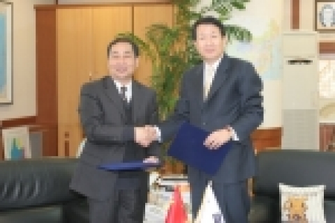 배재대학교 정순훈 총장(사진 오른쪽)은 14일 오후 3시 총장실에서 중국 위남사범대학 龐德謙 원장과 배재한국어교육센터 설립 및 2+2 교육협력에 대한 협정을 체결했다.