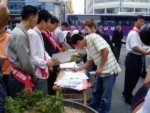 광주과기원학사과정개설을 위한 범시민추진위가 지역민들을 대상으로 서명운동을 전개하고 있다.