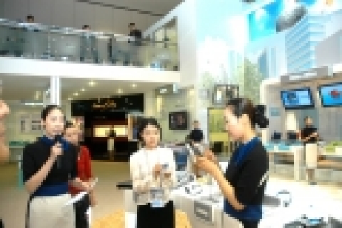 부산 APEC 전시관에 있는 삼성전자 와이브로 체험부스에서 '와이브로'를 시연하는 모습