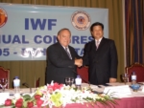 IWF (국제역도연맹) 총회에서 2009년 세계역도선수권대회 공식 유치신청 연설을 마치고 Thomas Ajan (토마스 아이얀) 회장과 함께.