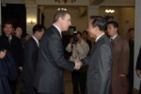 이명박 서울시장이 시청을 방문한 영국 앤드류 왕자와 악수하고 있다.