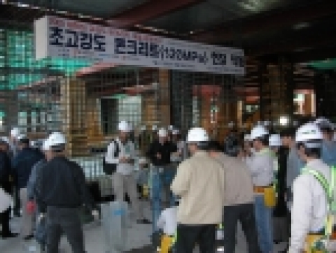 롯데건설은 15일 초고층 구조물용 초고강도 콘크리트 시범타설에 업계 최초로 성공했다고 밝혔다.