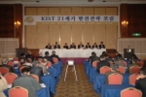 11월 14일(월) 오후 서울 삼성동 라마다르네상스 호텔에서 정부, 산업계, 학계, 연구계 등 과학기술관련 각계 전문가 200여명이 참석한 가운데  열린 'KIST 21세기 발전전략 포럼'에서 패널들이 열띤 토론을 벌이고 있다. 사진 왼쪽에서부터 최동환 인하대 교수, 김도연 서울대 공대학장, 송혜자 한국여성벤처협회장, 박원훈 전 산업기술연구회이사장, 손욱 삼성SDI 상담역,  정성철 과학기술정책연구원장, 곽재원 중앙일보 전략기획실장, 송휴섭 KIST 부원장.