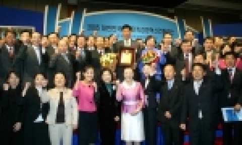 조흥은행 은행장 최동수(우측), 한국능률협회 부회장 홍대식(좌측)