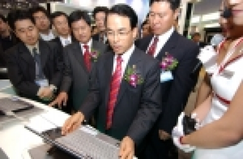 `2005 APEC IT 전시회&#039;를 찾은 진대제 정보통신부 장관(사진 중앙)이 LG전자 전시관에서 세계 최초로 EV-DO 수신기가 내장된 무선 인터넷 노트북 &#039;X노트 익스프레스 LW20-EV 시리즈&#039;를 시연하고 있다.