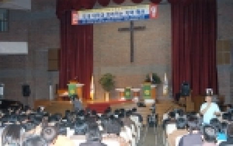 강현욱 전라북도 도지사가 한일장신대학교 초청특강에서 "대학의 전문인력들이 지역발전을 위해 함께 노력해달라"고 당부했다.