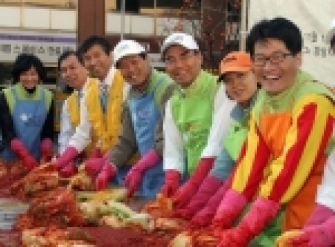 SK(주) 신헌철(오른쪽에서 세번째)이 임직원들과 함께 YMCA 강남지부에서 사랑의 김치나누기 행사에 참가하여 김장 김치를 담그고 있다. SK는 이날부터 다음 달 말까지 약 15만포기를 담가 2만세대에게 제공할 예정이라고 밝혔다.