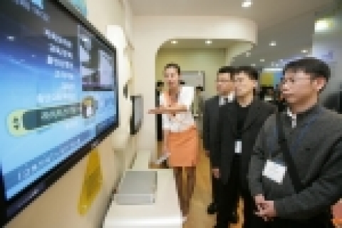 15일 개관한 부산 APEC KT 전시관에서 관람객들이 가정용로봇 네스팟 루, 홈엔 등의 서비스를 체험하고 있다.