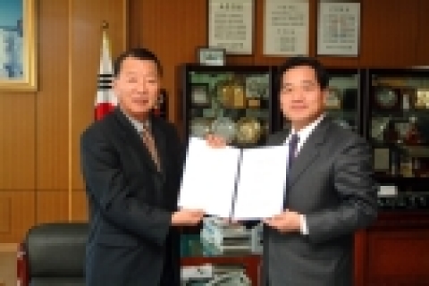 강원대학교는 2005년 11월 15일(화) 오후 3시 양양군청에서 양양군(군수 이진호)과의 강원대학교 국제생활관 건립 협약식을 체결하였다.