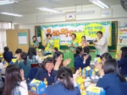 열대 테마 레스토랑 카후나빌이 대학수학능력시험 수험생들을 응원하는 다채로운 행사를 마련했다.