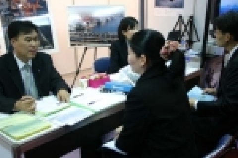 지난 15일 해양수산부가 주최하고 인크루트㈜와 한국선주협회가 주관한‘2005 해양수산 우수인력 채용박람회’에 참석한 구직자가 한 참가기업체 부스에서 현장면접을 보고 있다.