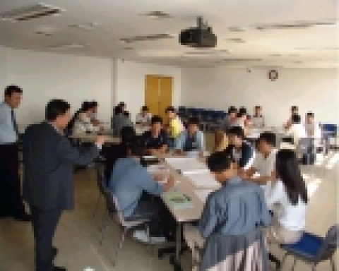 국립수산과학원 인력개발본부는 지난 10월부터 해양수산 교육훈련을 받는 교육생들이 분임토의를 각 분임실에서 개별로 해 오던 방식을 한 교육장에서 합동으로 진행하는 방식으로 시범실시한 결과, 교육생들의 적극적인 토의참여와 교육효과 증진이 이루어졌다.