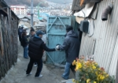 강원랜드 조리팀 직원들이 15일 태백시 장성2통의 독거노인 등 20가구에 연탄 200장씩 4,000장을 전달하고 있다.
