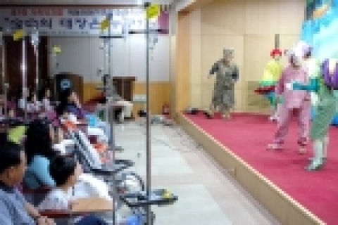 건양대병원은 11월 16일(수) 오전 11시 병원 강당에서 가족 뮤지컬 “숲 속의 대장은 누구?”를 공연하였다.