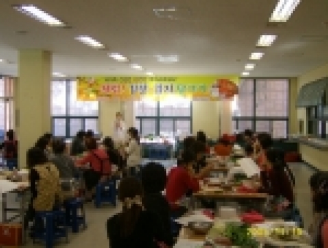 성남시 여성문화회관에서는 김장철을 앞두고 2005. 11. 15(화) 오후 1시부터 여성문화회관 조리실에서 김장 김치 담그기 체험 특강을 실시했다.