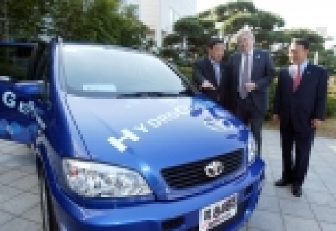 16일 부산시청에서 GM DAEWOO 닉 라일리 사장(왼쪽 두번째)이 이희범 산업자원부 장관(왼쪽 첫번째), 안경률 국회 산자위원회 의원(사진 오른쪽)에게 수소 연료전지차 '하이드로젠 3'에 대해 설명하고 있다.
